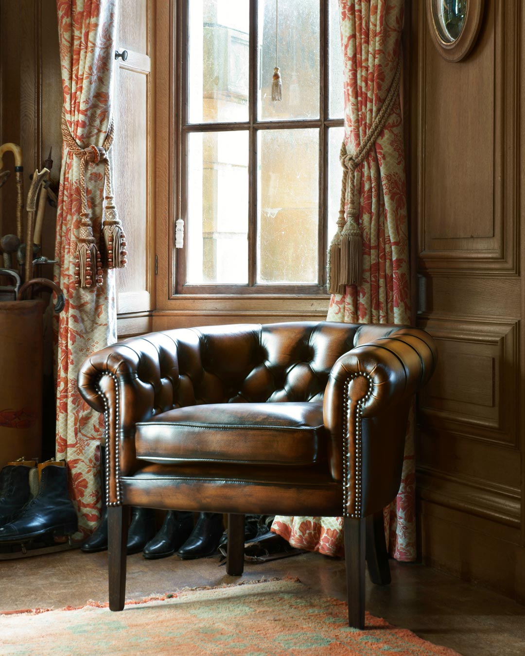 Victoria, een compacte chesterfield stoel met een verfijnd lineair silhouet.