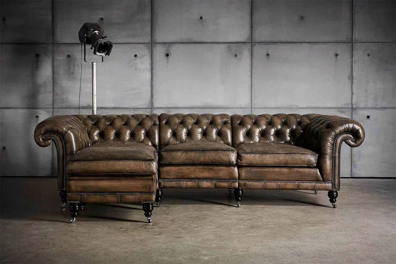 Samuel Johnson Brown Modulaire Handgekleurde Lederen Chesterfield Sofa
