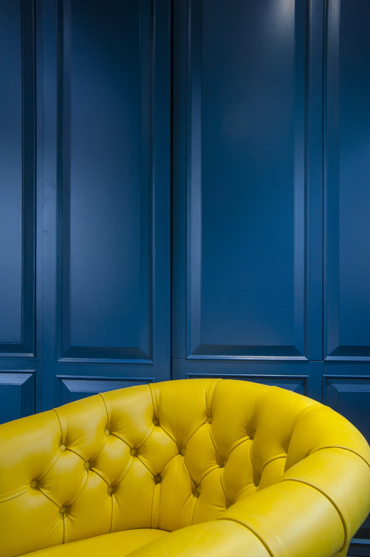 detalhe de cadeiras Oxford Tub amarelas