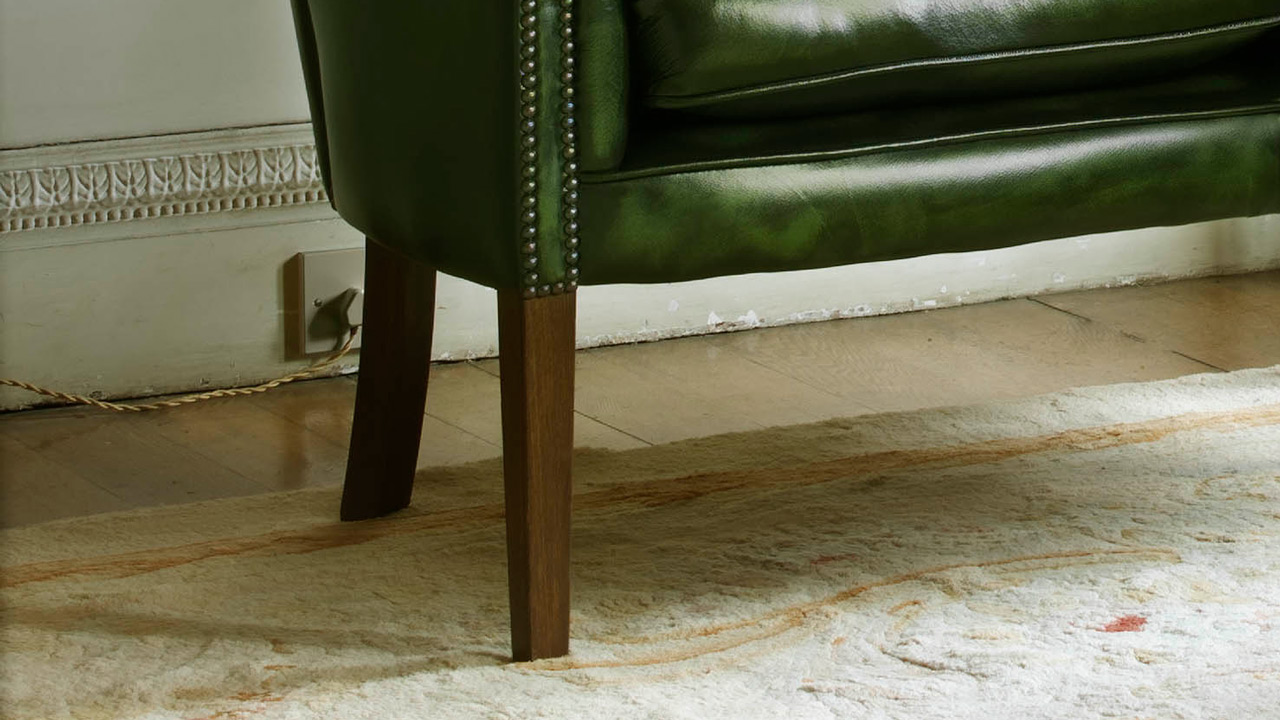 Alfred Classic Chesterfield Sofa - Leg