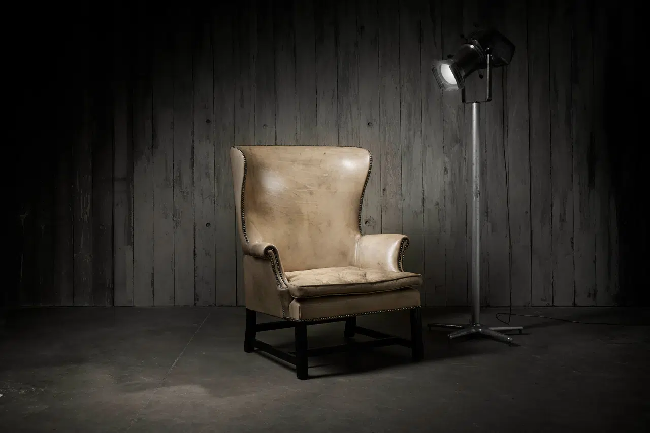 Sillón de cuero de lujo teñido a mano Georgian Curve con proporciones imponentes y un respaldo curvo bellamente elaborado.