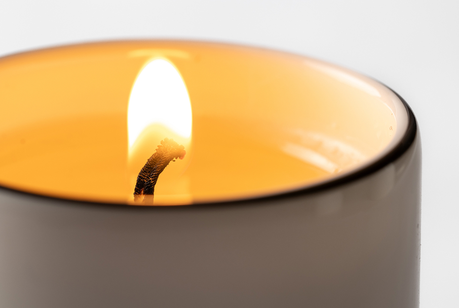 Une seule bougie illuminée