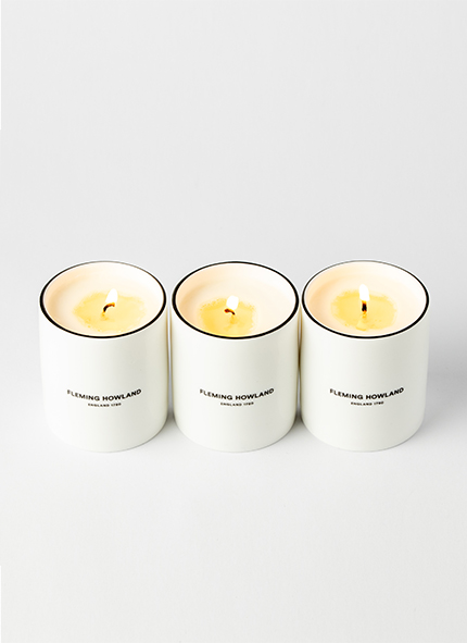 Trois bougies illuminées