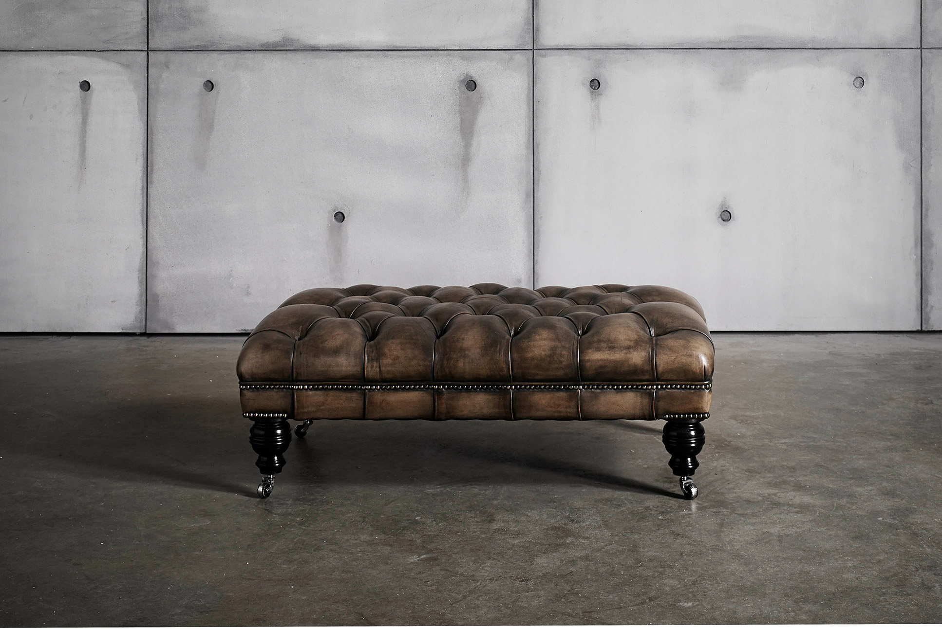 Klassisches, handgefärbtes Ledersofa Tobias